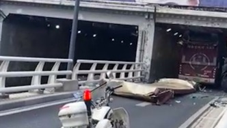 双层公交误入地下道辅道顶棚受损，郑州公交：1名乘客受到惊吓送医