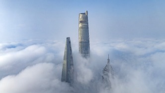 城事｜雨襲江南：濃霧吞城，局地或現大暴雨