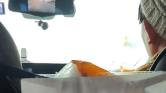 丈夫带不能自理的妻子开网约车：曾被举报，女儿贴了纸条解释