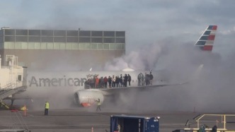 現場丨美國又一架客機著陸后起火，乘客被迫走上機翼逃生