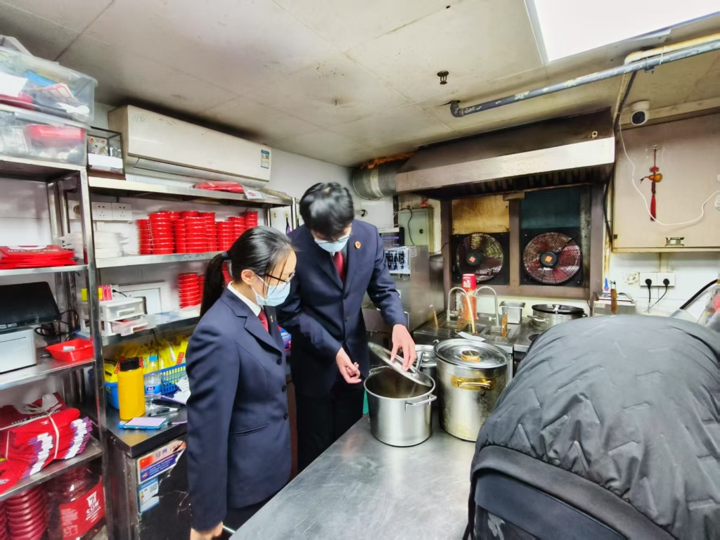 骑手举报无堂食外卖店脏乱差，检察院出手近百家餐饮商户整改