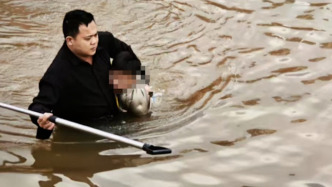 儿童落水命悬一线，辅警跳入江中救人