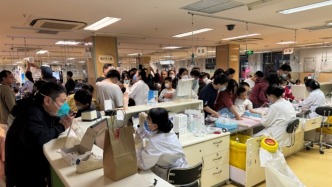兒科醫院“一號難求”、基層醫院遭冷遇，兒童就醫“分級診療”難在哪？