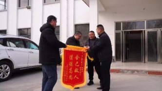 轎車失控沖入冰冷河道，兩村民寒夜破窗救人