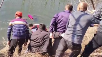 老人騎車不慎墜河，熱心市民“手拉手”救上岸