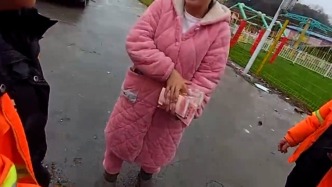十萬元裝進塑料袋被家人誤當垃圾丟掉，女子求助民警找回