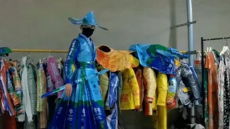 宣傳環(huán)保理念，服裝專業(yè)男子用編織袋做時裝走秀