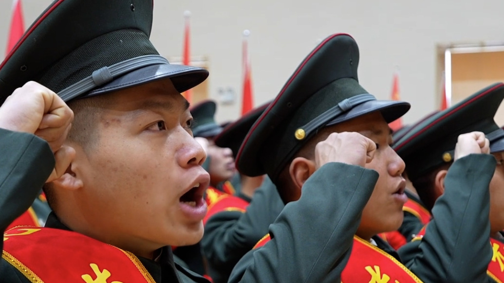 退伍季:向軍旗和戰(zhàn)鷹,敬上最后一個軍禮