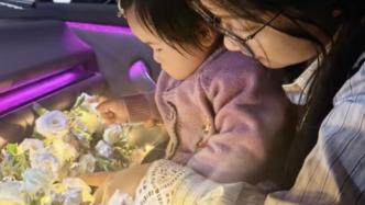 浪漫滿車！男子副駕鋪滿鮮花接妻下班，慶祝周年紀念日