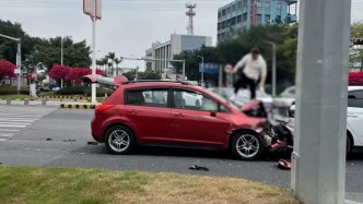 广东鹤山警方：男子驾车追尾后情绪失控，持千斤顶打砸车辆