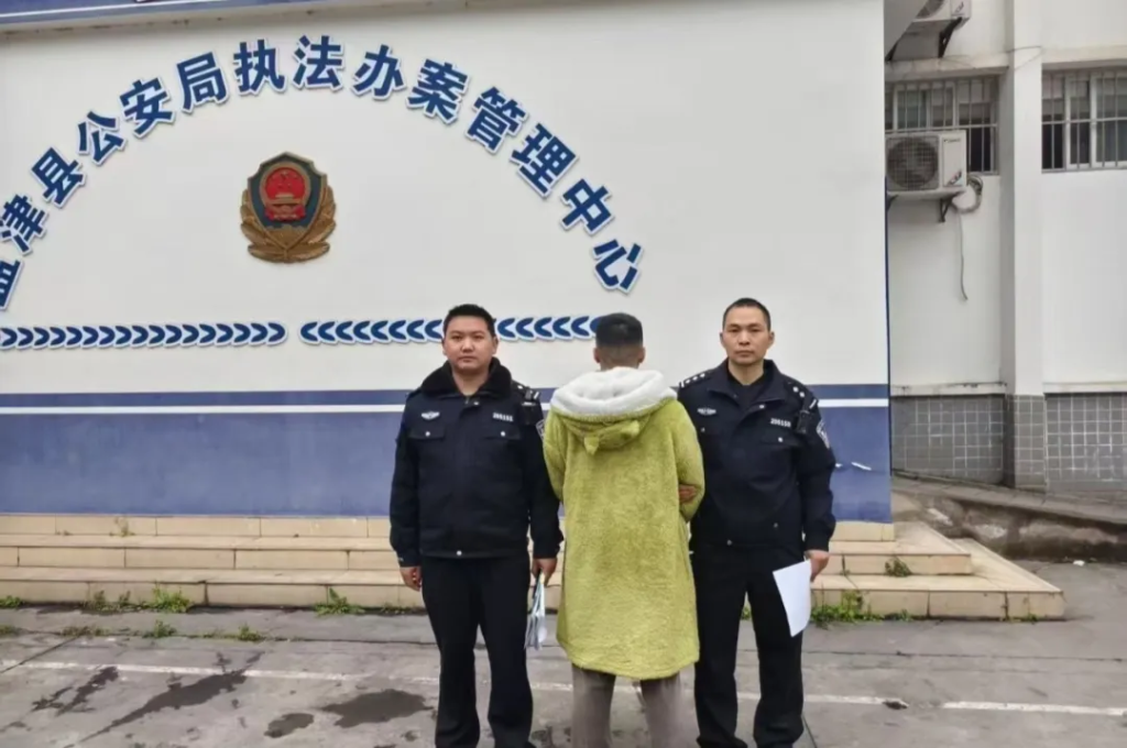 云南两男子手机招嫖被骗后报警：嫌疑人系男性伪装，已被刑拘