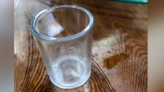 顧客用餐見隔壁桌男童在茶杯中小便，杭州一酒樓退費致歉