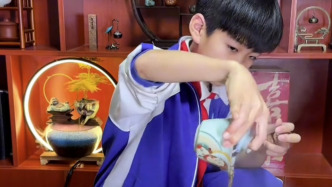 廣東小孩哥泡“功夫茶”動作絲滑，媽媽：為了讓他少玩手機