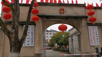 平易近人的縣委大院｜福建長汀縣委大院假日即變身免費停車場，游客高興了