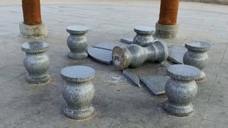 游客踩踏公园石桌致破损后离开，园林中心：正在寻找肇事者