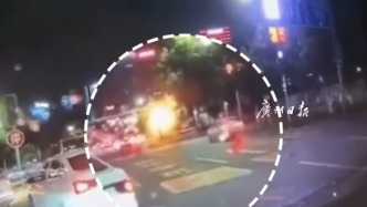 路遇轎車側翻起火，市民鉆進后排將昏迷司機拖出車外