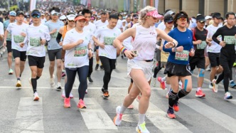 蘇州河半馬鳴槍起跑，近7000名跑者感受城市新氣象