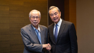 王毅會見日本前首相福田康夫