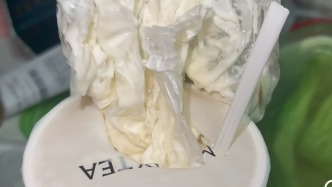 奶茶里“喝出”完整塑料袋，茉莉奶白致歉：涉事門店已閉店整改