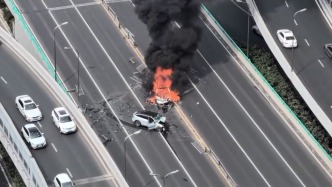 成都交警通報車輛相撞起火燃燒：3車受損、5名駕乘人員受傷