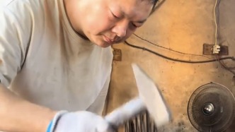 從小有個武俠夢，男子癡迷鍛造讓刀劍“開出花”