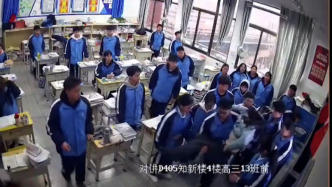 老師在講臺上暈倒，學生們飛奔抱起送醫務室