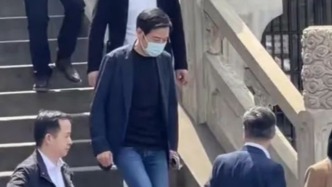 雷军回武汉大学看樱花，曾单笔捐赠母校13亿元