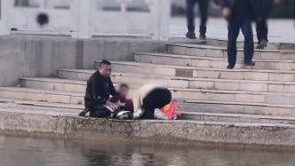 發現男童落水男子跳水救起，孩子奶奶激動致謝