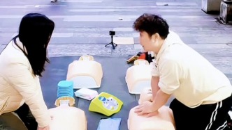 堅持四個月，男子在成都街頭開了個免費“救人補習班”