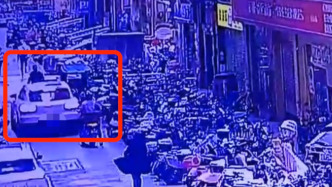 未关电的三轮车蹿出碰伤保时捷：挪车保安被认定全责，已申请复核