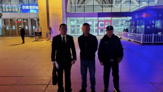 老賴在高鐵站被執行干警控制，當晚答應籌集570萬元