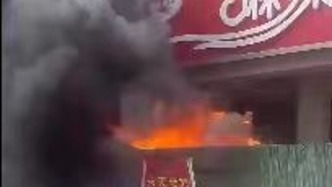 店鋪裝修意外失火，隔壁店員“教科書”式救援