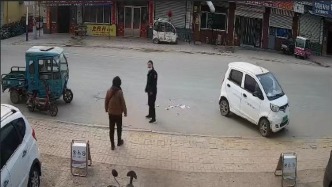 村民6800元不慎遗失散落一地，银行女保安物归原主