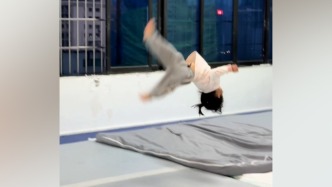 3歲女孩完成空翻動作流暢帥氣，舅舅：家人是教練，耳濡目染