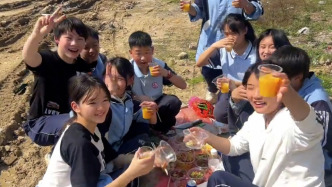 帶著鍋碗瓢盆向春天出發(fā)！學生掌勺，老師開啟“幸福試餐”模式
