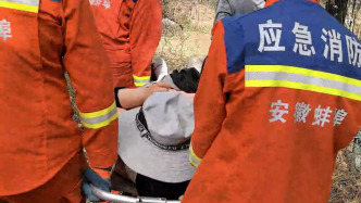 女子爬野山崴腳被困，同伴自救未果報(bào)警求助
