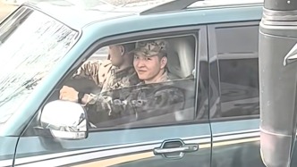 小朋友路遇兵哥哥秒變“迷妹”，對其大喊“帥哥”