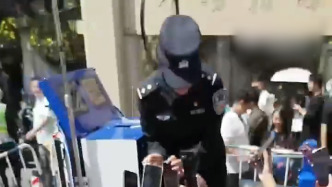 民警在雞鳴寺執勤，站“C位”幫市民暖心“代拍”