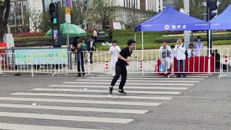 最后100米突然腿抽筋，馬拉松參賽者單腿跳到終點(diǎn)