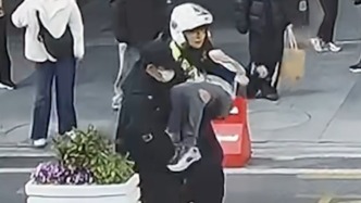 男孩過敏休克，上海交警協助送醫抱著孩子狂奔進急診