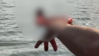 大爷溺水保持仰漂姿态，获救时身体僵硬