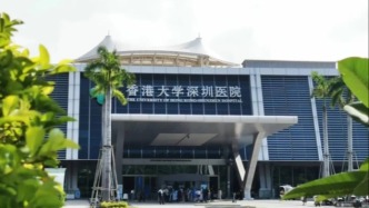 医院保洁员坠亡案二审宣判：医院因天台护栏高度不够被判赔19万元