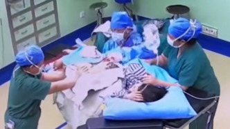 地震瞬間醫護扶墻趕來護住患者，瑞麗市人民醫院十分鐘內轉移四百余名患者