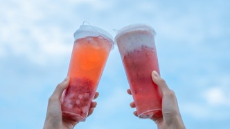 五大新茶飲集團去年業績分化：蜜雪248億營收領跑，奈雪虧超9億元