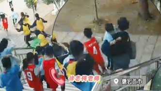 地震瞬間，云南芒市這位老師逆行抱起學生逃生