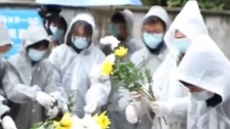 “永不毕业的生命课堂”：高中生连续七年，护送无主骨灰入土