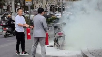 上海休假消防員路遇火情，40秒極限滅火