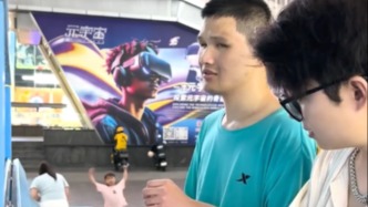 暖心“三重奏” ！男子与视障小哥默契合奏，女孩随乐起舞