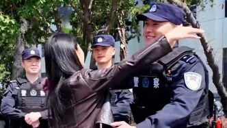 特警在母校武漢大學執勤，遇到話劇社老師被誤以為是來拍戲