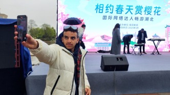 國(guó)際網(wǎng)絡(luò)達(dá)人游湖北，也門(mén)男孩用武漢話點(diǎn)贊?rùn)鸦ǎ捍_實(shí)“聽(tīng)了頭”
